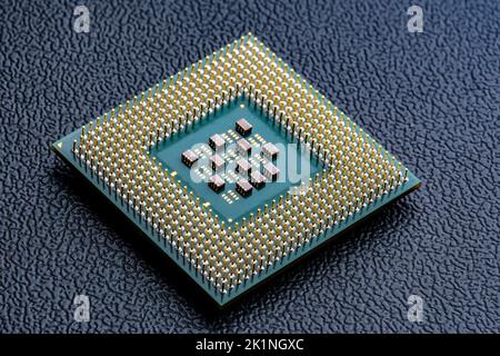 CPU a chip per computer di grandi dimensioni con centinaia di pin dorati e minuscoli componenti: Condensatori, resistenze sulla scheda. Concetto per microchip e semiconduttori Foto Stock