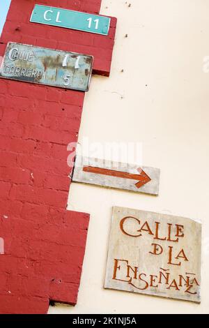 Bogota Colombia, la Candelaria Centro Historico centro storico centro storico centro storico Calle 11, nome strada segno Calle de la Ensenanza Via Teach Foto Stock