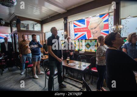 Londra, Regno Unito, lunedì 19th settembre 2022. I clienti che guardano il funerale statale della regina Elisabetta II dal pub Turners Old Star a East London. La regina Elisabetta II, il monarca più longevo della Gran Bretagna, morì il 8 settembre 2022, dopo 70 anni sul trono. Era 96.Photo Horst A. Friedrichs Alamy Live News Foto Stock