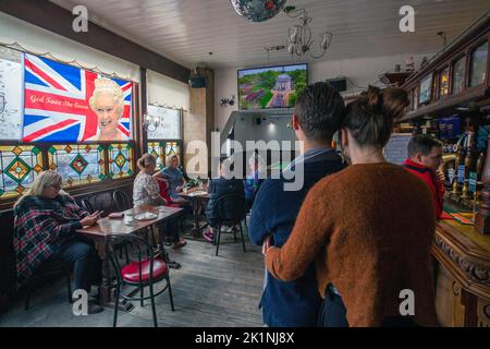 Londra, Regno Unito, lunedì 19th settembre 2022. I clienti che guardano il funerale statale della regina Elisabetta II dal pub Turners Old Star a East London. La regina Elisabetta II, il monarca più longevo della Gran Bretagna, morì il 8 settembre 2022, dopo 70 anni sul trono. Era 96.Photo Horst A. Friedrichs Alamy Live News Foto Stock