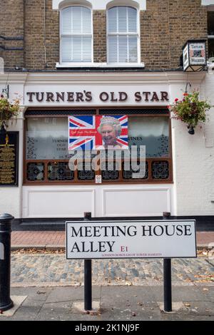 Londra, Regno Unito, lunedì 19th settembre 2022.Bandiera raffigurante la Regina Elisabetta II, recentemente deceduta, appesa al muro fuori del pub Turners Old Star di Wapping, Londra, Regno Unito Photo Horst A. Friedrichs Alamy Live News Foto Stock