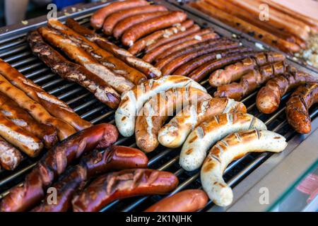 Salsicce tedesche presso lo stand Meier's Wurststand presso il mercato Münstermarkt di Münsterplatz, Friburgo in Breisgau, Germania Foto Stock