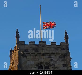 St Michael e All Angels Church, parrocchia di Mottram, che domina il villaggio di Mottram a Longdendale, Hyde, Tameside, Manchester, Inghilterra, Regno Unito, SK14 6JL Foto Stock