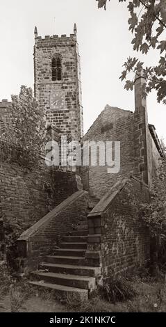 St Michael e All Angels Church, parrocchia di Mottram, che domina il villaggio di Mottram a Longdendale, Hyde, Tameside, Manchester, Inghilterra, Regno Unito, SK14 6JL Foto Stock