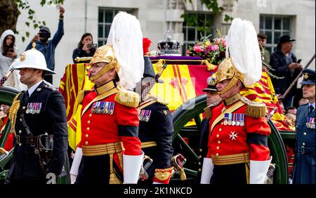 Westminster, Londra, Regno Unito. 19th Set, 2022. La corona imperiale di Stato sulla bara della regina Elisabetta II Credit: Newpics Italia - Notizie dal vivo Foto Stock