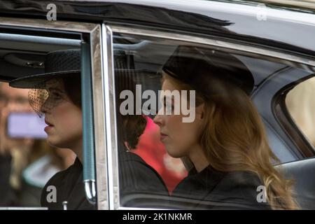 Westminster, Londra, Regno Unito. 19th Set, 2022. Le principesse Beatrice ed Eugenie, figlie del principe Andrea e Sarah Ferguson alle funerali della regina Elisabetta II Credit: Newpics Italia - Notizie dal vivo Foto Stock