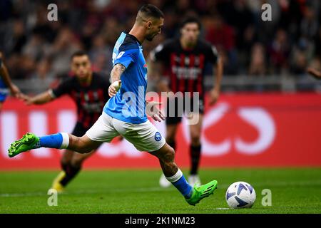 Milano, Italia. 18 settembre 2022. Matteo Politano di SSC Napoli segna un gol da un calcio di punizione durante la Serie A partita di calcio tra AC Milan e SSC Napoli. Credit: Nicolò campo/Alamy Live News Foto Stock