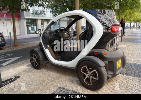 Lisbona, Portogallo - Settembre 2022: Renault Twizi auto elettrica. Auto elettrica ultracompatta per due passeggeri Foto Stock