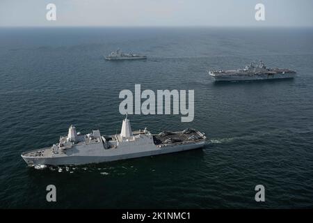 Mar Baltico, Finlandia. 16 agosto, 2022. La nave portuale anfibio USS Arlington, di classe Navy USA, fondello, naviga in formazione con la nave d'assalto anfibio Wasp USS Kearsarge e la nave d'atterraggio anfibio Whidbey Island USS Gunston Hall, in alto, durante un esercizio di manovra, il 16 agosto 2022 al largo della costa della Finlandia. Credito: MC2 Jesse Schwab/USA Navy Photo/Alamy Live News Foto Stock