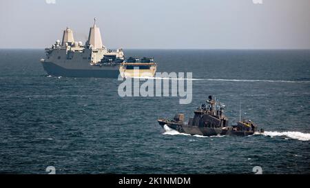 Mar Baltico, Finlandia. 19 agosto, 2022. La nave portuale anfibia USS Arlington, classe Navy USA San Antonio, guida il missilistico finlandese di tipo Rauma FNS Porvoo durante un esercizio di manovra nel Mar Baltico, il 16 agosto 2022 al largo delle coste finlandesi. Credito: MC3 Ryan Clark/USA Navy Photo/Alamy Live News Foto Stock