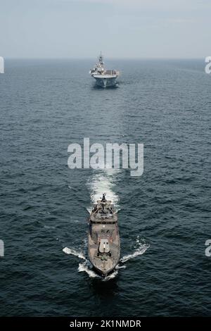 Mar Baltico, Finlandia. 16 agosto, 2022. Il missile finlandese Rauma-classe pattuglia FNS Porvoo guida la marina americana Wasp-classe nave d'assalto anfibio USS Kearsarge, durante un esercizio di manovra nel Mar Baltico, 16 agosto 2022 al largo delle coste della Finlandia. Credito: MC2 Jesse Schwab/USA Navy Photo/Alamy Live News Foto Stock