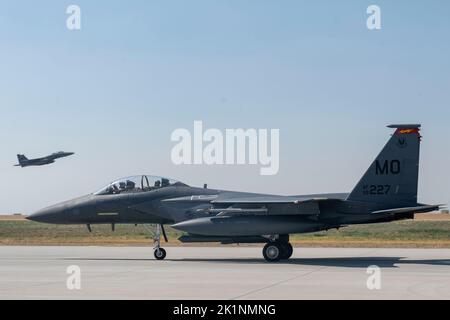 Un F-15E Strike Eagle dell'aeronautica degli Stati Uniti è un taxi sulla linea di volo durante una missione di allenamento di routine presso la base dell'aeronautica di Mountain Home, Idaho, 1 settembre 2022. I piloti utilizzano un addestramento continuo per mantenere e perfezionare le capacità di combattimento aria-aria e aria-terra. (STATI UNITI Air Force foto di staff Sgt. Joshua Hoskins) Foto Stock