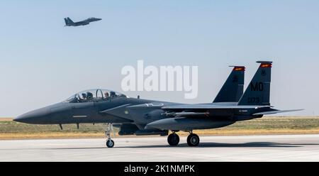 Un F-15E Strike Eagle dell'aeronautica degli Stati Uniti è un taxi sulla linea di volo durante una missione di allenamento di routine presso la base dell'aeronautica di Mountain Home, Idaho, 1 settembre 2022. I piloti utilizzano un addestramento continuo per mantenere e perfezionare le capacità di combattimento aria-aria e aria-terra. (STATI UNITI Air Force foto di staff Sgt. Joshua Hoskins) Foto Stock