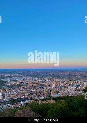 Vista mozzafiato della città di Jaen in serata da Castillo de Santa Catalina, Spagna. Foto di alta qualità Foto Stock