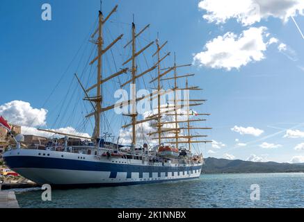 Una delle più grandi navi da crociera a vela del mondo ormeggiata nel porto di Portoferraio, Isola d'Elba. Foto Stock