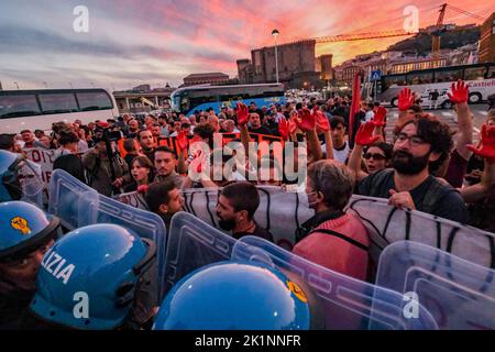 Enrico letta ha protestato in Piazza dagli studenti, gli studenti hanno protestato contro l'alternanza lavoro-studio 'che porta vittime', manifestanti con sangue sulle loro mani che simboleggiano la morte degli studenti durante l'alternanza lavoro-scuola Foto Stock