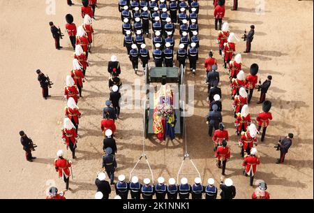 Londra, Inghilterra, Regno Unito. 19th Set, 2022. La carrozza della pistola di Stato trasporta la bara della regina Elisabetta II, drappeggiato nello Standard reale con la corona di Stato imperiale e l'orbo e scettro del Sovrano, nella processione cerimoniale dopo il suo funerale di Stato all'Abbazia di Westminster. La tradizione dei marinai che tiravano la bara è stata portata dentro dopo che i cavalli usati per tirare la bara della regina Victoria in 1901 per il suo funerale sono stati spoked e quasi ha capovolto la sua bara. (Credit Image: © Ministero della Difesa/ZUMA Press Wire) Foto Stock