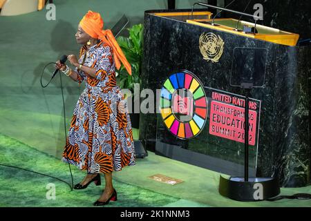 New York, Stati Uniti. 19th Set, 2022. Angélique Kidjo, cantante e ambasciatore beninese di buona volontà per il Fondo delle Nazioni Unite per l'infanzia (UNICEF), vincitrice del Grammy Award per cinque volte, si esibisce durante l'apertura della Giornata dei leader del Summit dell'Educazione trasformatrice nella sala dell'Assemblea Generale delle Nazioni Unite. Credit: Enrique Shore/Alamy Live News Foto Stock