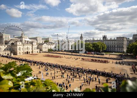 Londra, Inghilterra, Regno Unito. 19th Set, 2022. La folla guarda mentre la processione funebre di sua Maestà la Regina Elisabetta parte per il Castello di Windsor. La carrozza della pistola di Stato trasporta la bara della regina Elisabetta II, drappeggiato nello Standard reale con la corona di Stato imperiale e la corona e lo scettro del Sovrano. I membri della famiglia reale si sono lasciati alle spalle durante la processione cerimoniale dopo il suo funerale di Stato all'Abbazia di Westminster. (Credit Image: © Ministero della Difesa/ZUMA Press Wire) Foto Stock