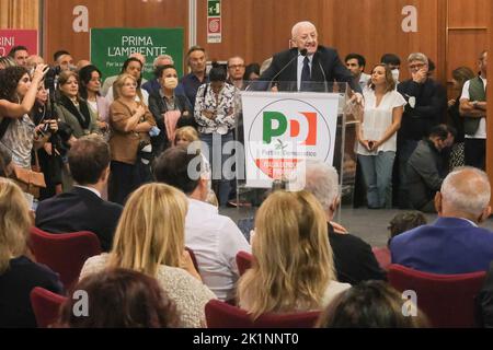 Il governatore campano Vincenzo De Luca interviene durante la campagna elettorale del Partito democratico alla presenza del Segretario Nazionale Enrico letta in vista della votazione del 25 settembre Foto Stock