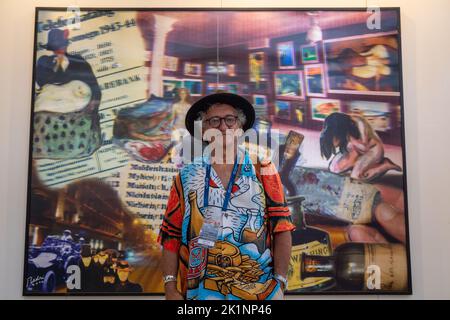 18 settembre 2022: Il famoso pittore Bedri Baykam ha accolto i visitatori alla 17th Istanbul contemporanea, dove circa 1.500 opere di 558 artisti provenienti da tutto il mondo sono state esposte presso il Corno d'Oro a Istanbul, Turkiye il 18 settembre 2022. La Istanbul contemporanea è iniziata con una sessione di anteprima il venerdì sera, che accoglie i visitatori al Tersane Istanbul, un luogo situato negli storici cantieri dell'epoca ottomana sulle pittoresche rive del Corno d'Oro. (Credit Image: © Tolga Ildun/ZUMA Press Wire) Foto Stock