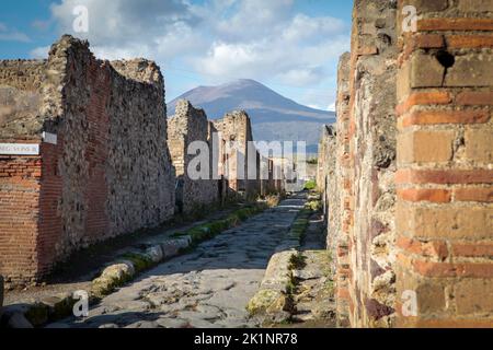 Il Vesuvio si trova sul parco archeologico di Pompei, patrimonio dell'umanità dell'UNESCO, Napoli, Italia Foto Stock