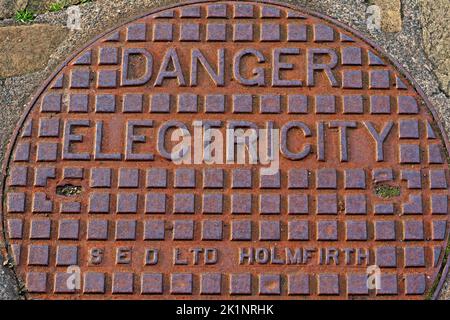 Rete di ferro, elettricità di pericolo, SED ltd , Holmfirth, Yorkshire, West Yorkshire, Inghilterra, Regno Unito Foto Stock