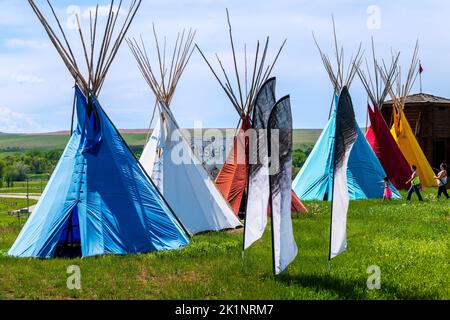 Colorate teepee native americane vicino al Little Bighorn Battlefield National Monument; Garryowen; Montana; USA Foto Stock