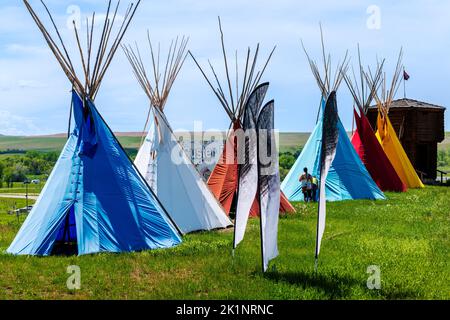 Colorate teepee native americane vicino al Little Bighorn Battlefield National Monument; Garryowen; Montana; USA Foto Stock