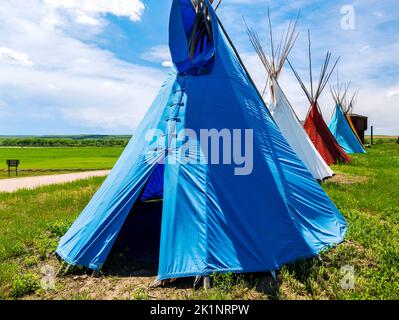 Colorate teepee native americane vicino al Little Bighorn Battlefield National Monument; Garryowen; Montana; USA Foto Stock