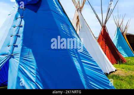 Colorate teepee native americane vicino al Little Bighorn Battlefield National Monument; Garryowen; Montana; USA Foto Stock