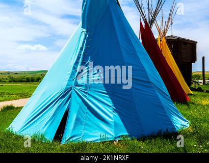 Colorate teepee native americane vicino al Little Bighorn Battlefield National Monument; Garryowen; Montana; USA Foto Stock