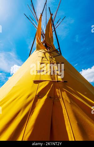 Colorate teepee native americane vicino al Little Bighorn Battlefield National Monument; Garryowen; Montana; USA Foto Stock