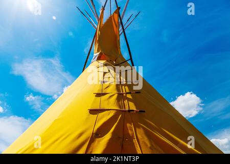 Colorate teepee native americane vicino al Little Bighorn Battlefield National Monument; Garryowen; Montana; USA Foto Stock