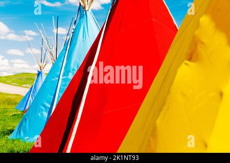 Colorate teepee native americane vicino al Little Bighorn Battlefield National Monument; Garryowen; Montana; USA Foto Stock