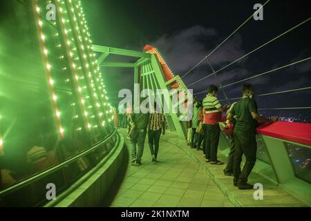 Colombo, Sri Lanka. 15th Set, 2022. La gente visita la piattaforma di osservazione della Torre del loto a Colombo il 15 settembre 2022. (Credit Image: © Krishan Kariyawasam/Pacific Press via ZUMA Press Wire) Foto Stock