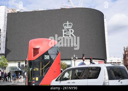Londra UK, 9th settembre 2022. Il Royal Cypher EIIR è esposto sulla lavagna digitale attraverso la parte occidentale del centro di Londra, rendendo omaggio a sua Maestà la Regina e commemorando il suo lungo servizio alla nostra nazione. Credit: Xiu Bao/Alamy Live News Foto Stock