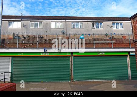 Londis in fila di negozi, 18-26, Winster Mews, 38 Winster Mews, Glossop, High Peak, Derbyshire, Inghilterra, Regno Unito, SK13 0LU Foto Stock