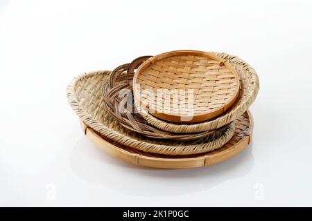 Vari Bamboo e Rattan piatto, isolato su bianco. Piatto Asiatico tradizionale per il cibo che serve, concetto Go Green Foto Stock