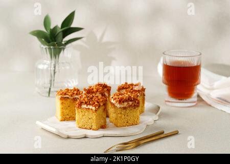 Torta di fettine di Mocca Nougat, torta di fettine caramellate di arachidi o torta di Potong Nougat Foto Stock