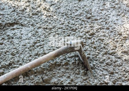 Applicazione di calcestruzzo preconfezionato in edilizia Foto Stock