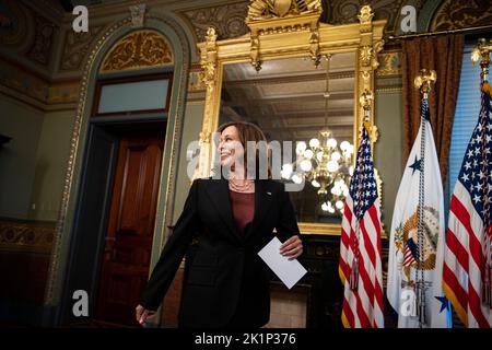 Washington, DC, Stati Uniti. 19th Set, 2022. Il Vice Presidente degli Stati Uniti Kamala Harris arriva a giurare a Yohannes Abraham, ambasciatore dell'Associazione delle Nazioni del Sud-Est Asiatico (ASEAN), non raffigurato, nell'Ufficio Cerimoniale del Vice Presidente a Washington, DC, USA, lunedì 19 settembre, 2022. Abramo ha recentemente ricoperto la carica di capo dello staff e segretario esecutivo del Consiglio di sicurezza Nazionale. Credito: Al Drago/Pool tramite CNP/dpa/Alamy Live News Foto Stock