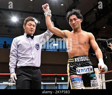 Tokyo, Giappone. 13th Set, 2022. Keisuke Matsumoto, a destra, festeggia con l'arbitro Nobuhiro Matsubara dopo aver vinto il ballottaggio 8R con un secondo giro TKO alla Korakuen Hall di Tokyo, Giappone, il 13 settembre 2022. Credit: Hiroaki Finito Yamaguchi/AFLO/Alamy Live News Foto Stock