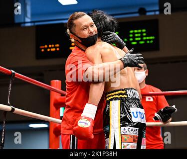 Tokyo, Giappone. 13th Set, 2022. Keisuke Matsumoto, a destra, festeggia con il suo allenatore e padre Koji Matsumoto dopo aver vinto il ballottaggio 8R con un secondo giro TKO alla Korakuen Hall di Tokyo, Giappone, il 13 settembre 2022. Credit: Hiroaki Finito Yamaguchi/AFLO/Alamy Live News Foto Stock