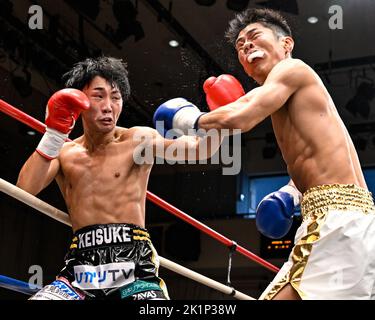 Tokyo, Giappone. 13th Set, 2022. Keisuke Matsumoto (guanti rossi) bussa Ryota Ishida (guanti blu) nel secondo turno durante il bout di pesi piuma del 8R alla Korakuen Hall di Tokyo, Giappone, 13 settembre 2022. Credit: Hiroaki Finito Yamaguchi/AFLO/Alamy Live News Foto Stock