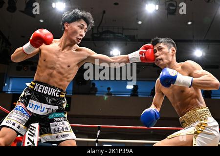 Tokyo, Giappone. 13th Set, 2022. Keisuke Matsumoto (guanti rossi) colpisce Ryota Ishida (guanti blu) nel primo turno durante il bout di pesi piuma del 8R alla Korakuen Hall di Tokyo, Giappone, il 13 settembre 2022. Credit: Hiroaki Finito Yamaguchi/AFLO/Alamy Live News Foto Stock