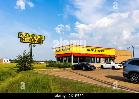 Flowood, Mississippi - 17 agosto 2022: Waffle House è una famosa catena di ristoranti che serve colazione e cena. Foto Stock