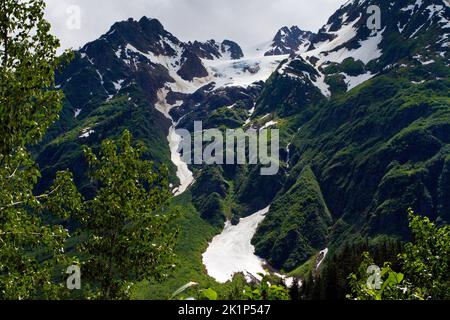Una vista panoramica delle montagne nel Bear Glacier Provincial Park lungo il percorso 37A tra il lago Meziadin e Stewart, nella parte settentrionale del British Columbia, Canada Foto Stock