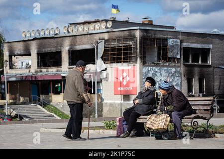 Izium, Ucraina. 19th Set, 2022. La gente del posto comunica di fronte agli edifici distrutti nella città di Izium, recentemente liberata dalle forze armate ucraine, nella regione di Kharkiv. La città di Izium fu occupata dalle truppe russe il 1 aprile 2022. Credit: SOPA Images Limited/Alamy Live News Foto Stock