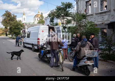 Izium, Ucraina. 19th Set, 2022. I volontari distribuiscono cibo ai residenti locali nella città di Izium, recentemente liberata dalle forze armate ucraine, nella regione di Kharkiv. La città di Izium fu occupata dalle truppe russe il 1 aprile 2022. Credit: SOPA Images Limited/Alamy Live News Foto Stock